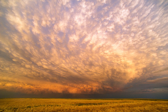 A supercell thunderstorm produces spectacular mammatus clouds at